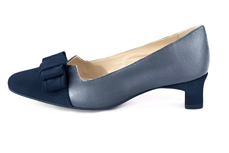 French elegance and refinement for these navy blue dress pumps, with a knot on the front, 
                available in many subtle leather and colour combinations. Possibility to customize with your colors, materials and heels.
With its original cutout, this pretty fitted pump
will render you great services, combining comfort and distinction. 
                Matching clutches for parties, ceremonies and weddings.   
                You can customize these shoes to perfectly match your tastes or needs, and have a unique model.  
                Choice of leathers, colours, knots and heels. 
                Wide range of materials and shades carefully chosen.  
                Rich collection of flat, low, mid and high heels.  
                Small and large shoe sizes - Florence KOOIJMAN